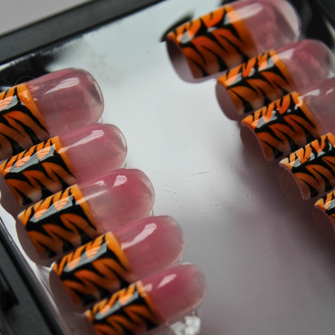 press on nails french blanch airbrush noire imprimé animalier tigre